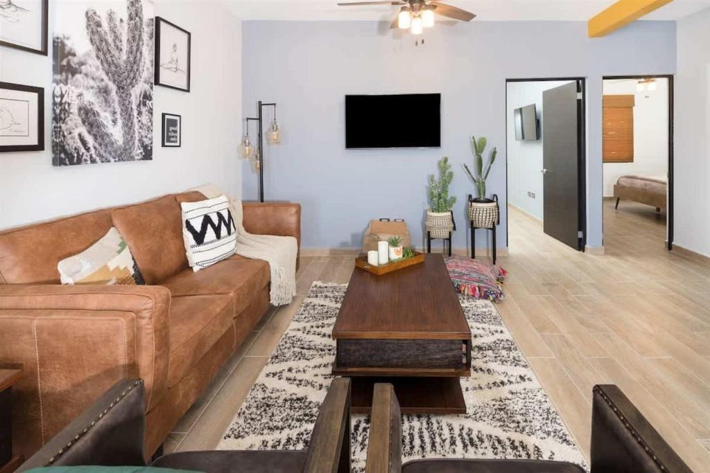 Contemporary In-Town Home with Pool Casa Cactus - 2