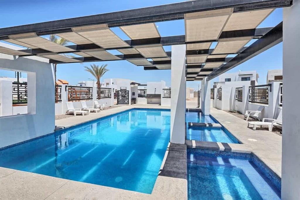 Contemporary In-Town Home with Pool Casa Cactus - 1