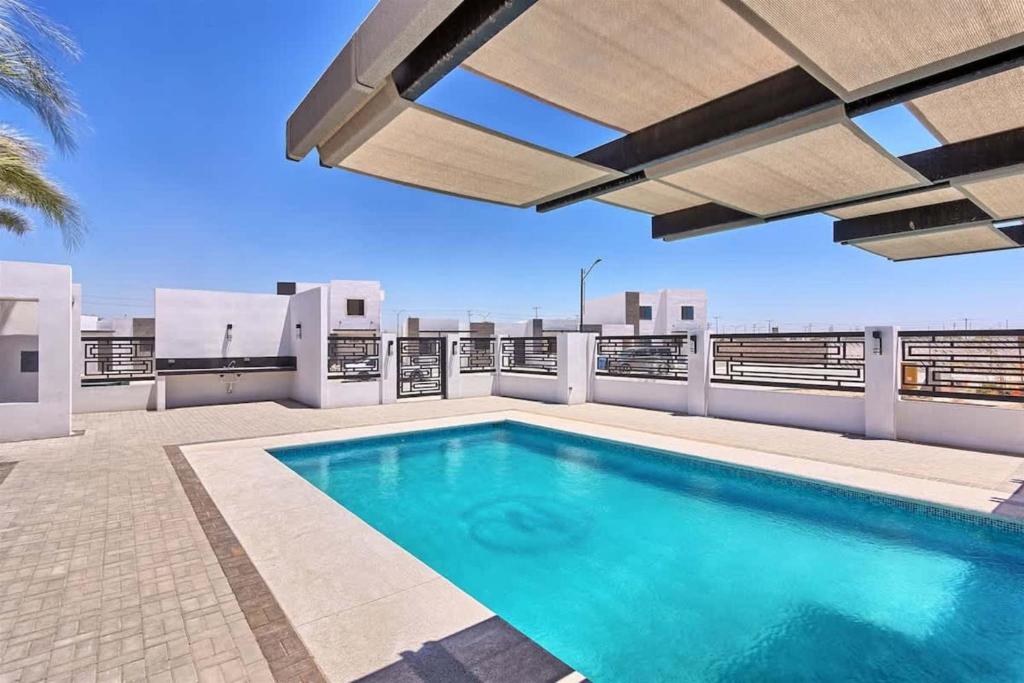 Contemporary In-Town Home with Pool Casa Llama - 1