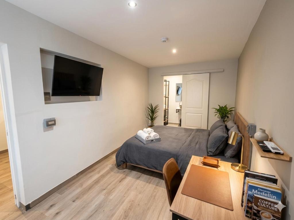 Chill Coral Loft 2BR WC AC Kitchen in Laureles - 3