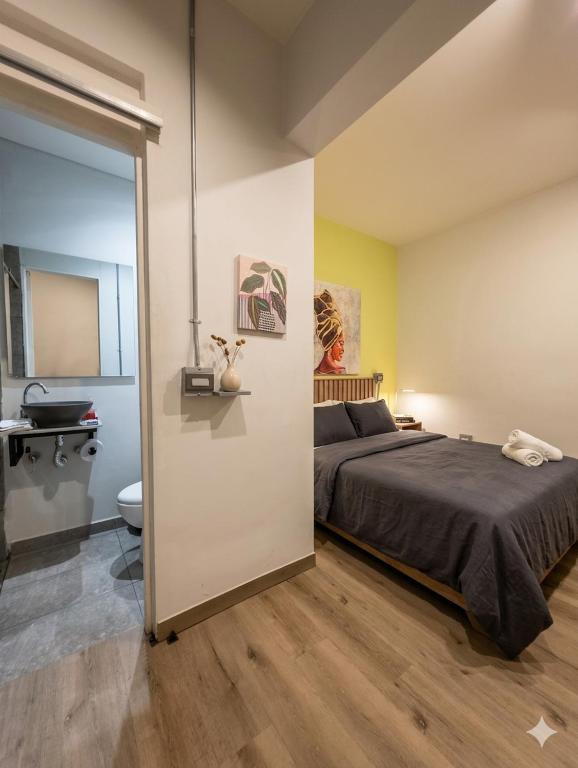 Chill Coral Loft 2BR WC AC Kitchen in Laureles - 4