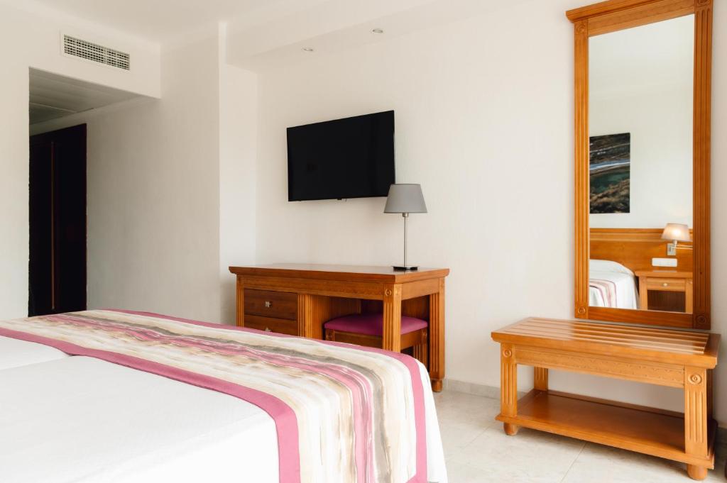 BLUESEA Coral Beach — Hotel rooms in Es Canar, Balearic Islands