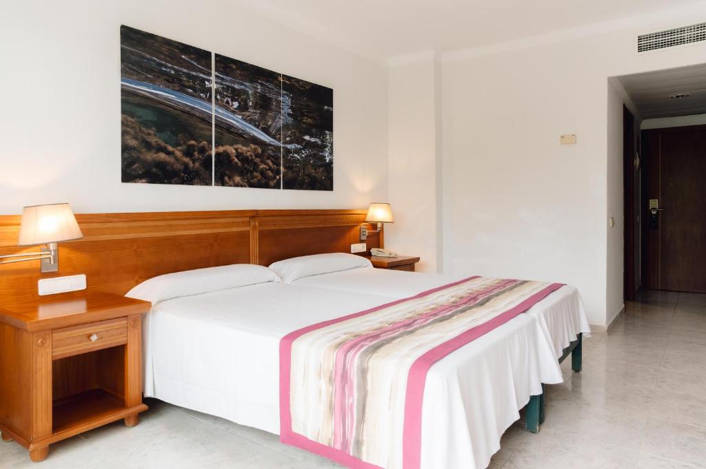 BLUESEA Coral Beach — Hotel rooms in Es Canar, Balearic Islands