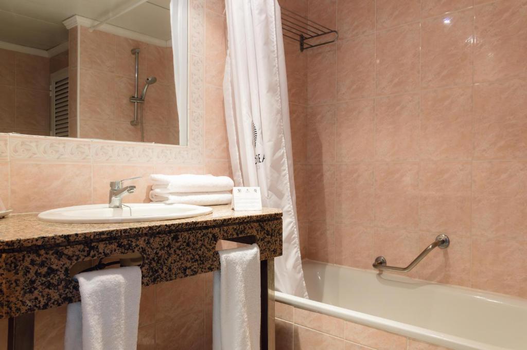 BLUESEA Coral Beach — Hotel rooms in Es Canar, Balearic Islands