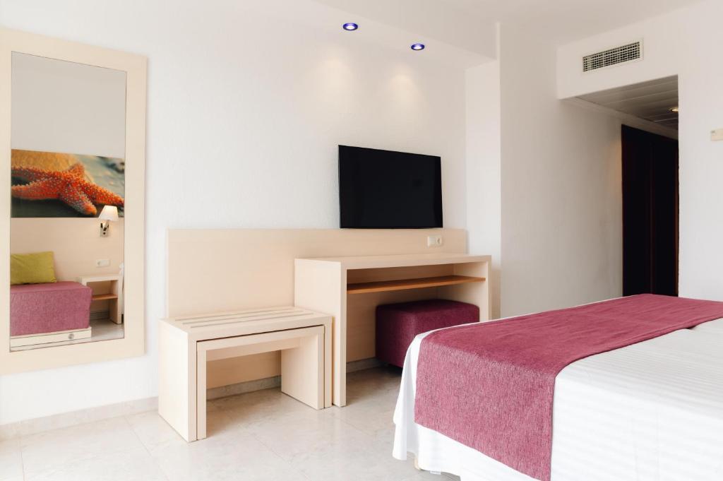 BLUESEA Coral Beach — Hotel rooms in Es Canar, Balearic Islands