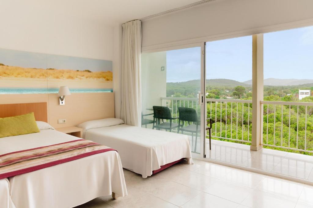 BLUESEA Coral Beach — Hotel rooms in Es Canar, Balearic Islands