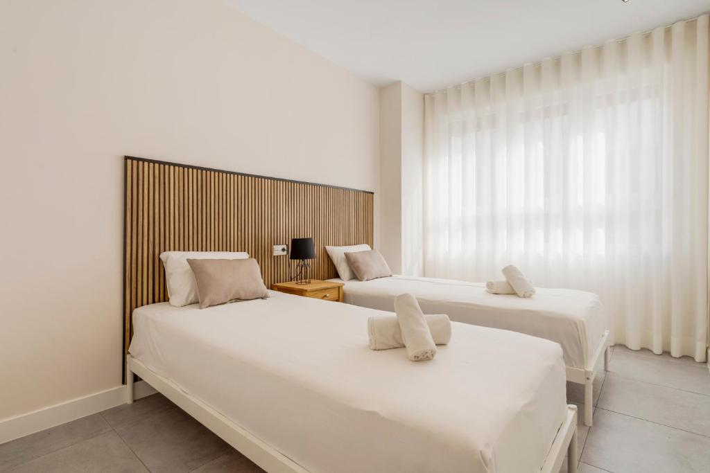 Luxury 3 BR Apartment with Terrace, pool & gym - 4