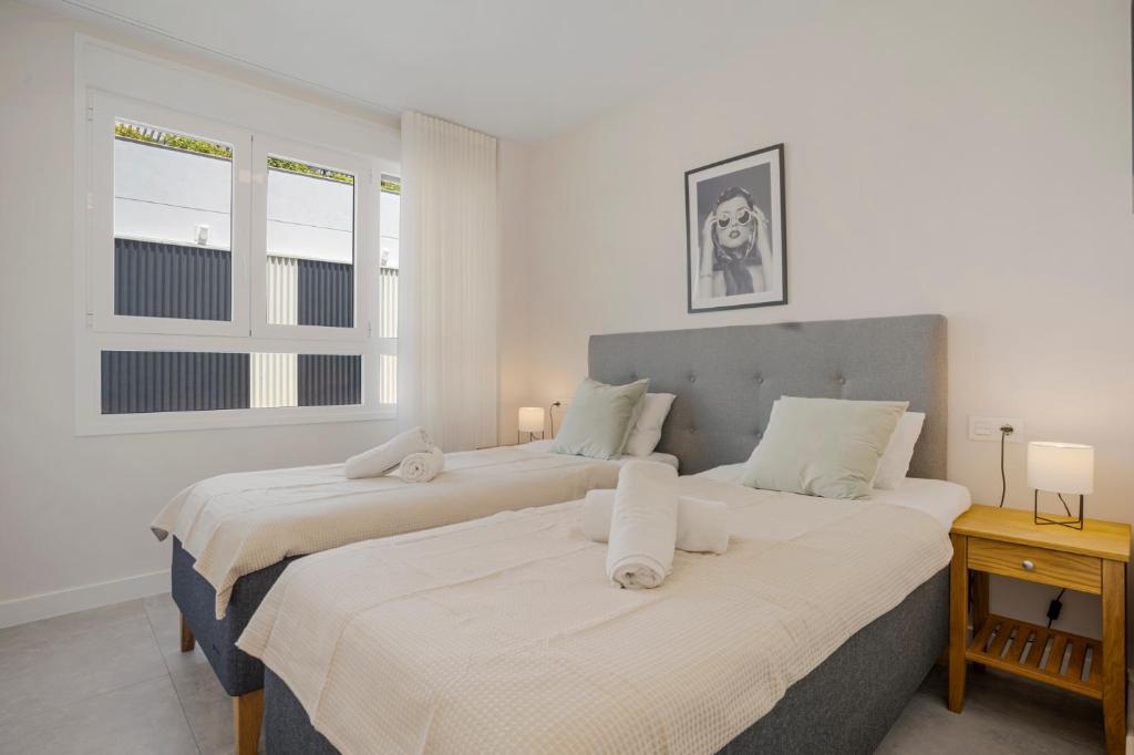 Luxury 3 BR Apartment with Terrace, pool & gym - 3