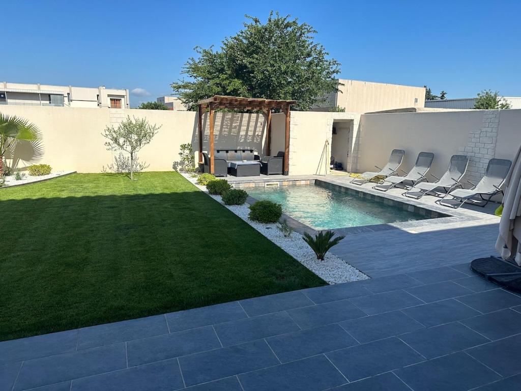 Villa with pool Avignon - 1