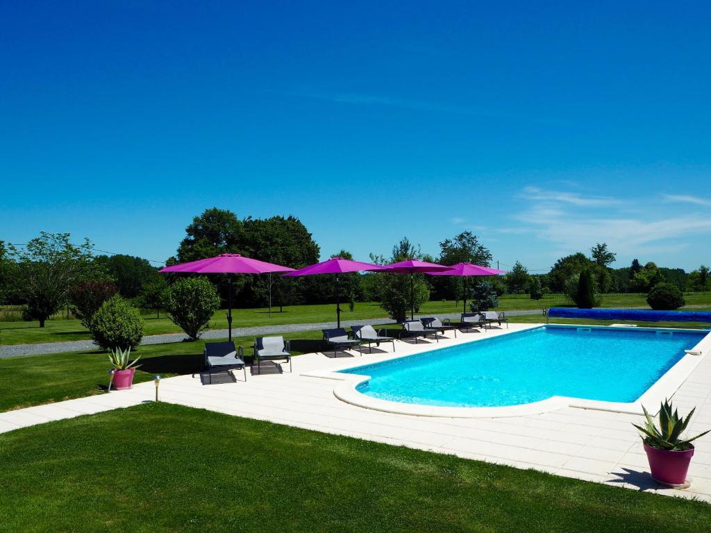 Swimming pool, Villas de Leypinas B&B in Lubersac