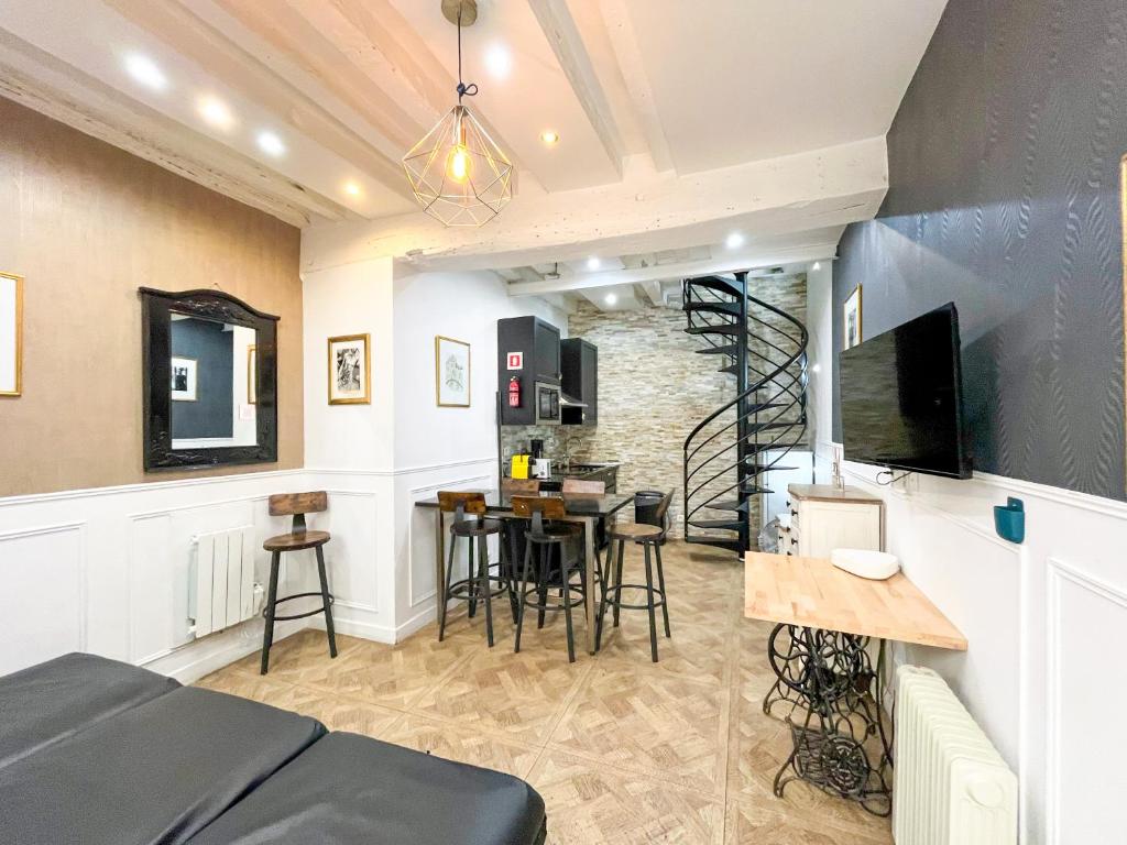 UrbanFlat 32 - Appartement de 2 étages en plein centre de Paris - 2