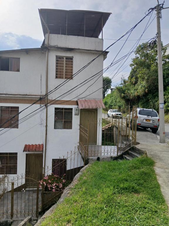 Casa grande de 4 dormitorios a solo 700 metros del centro - 2