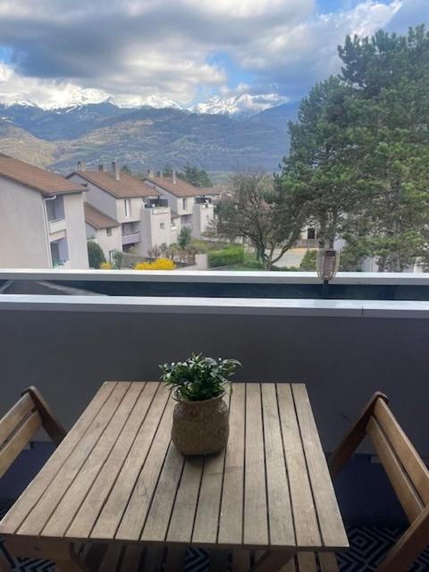 T2 Crolles Haut de gamme terrasse vue Belledonne - 3