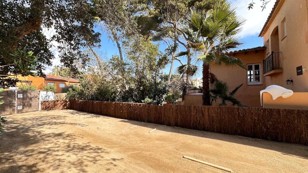 Casa única con jardín a 45 metros de la playa. BE - 2