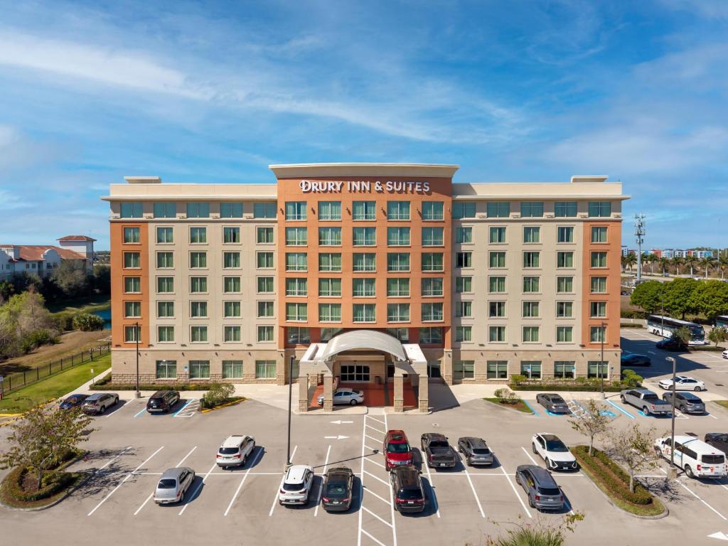 Drury Inn & Suites Fort Myers Airport FGCU — Hotel building in Fort Myers, Florida