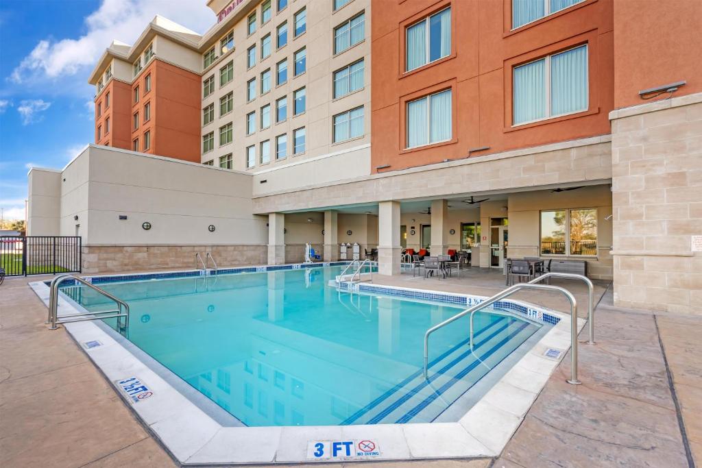 Drury Inn & Suites Fort Myers Airport FGCU — Swimming pool in Fort Myers, Florida