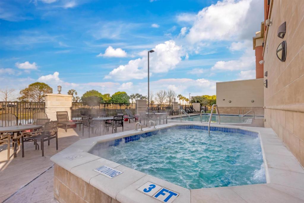 Drury Inn & Suites Fort Myers Airport FGCU — Swimming pool in Fort Myers, Florida