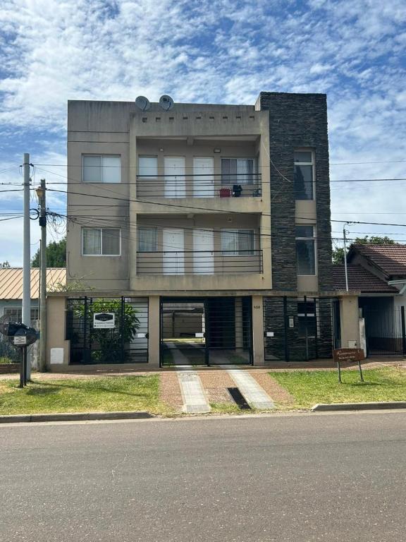 Departamento dos dormitorios con cochera zona terminal ómnibus Colón - 1