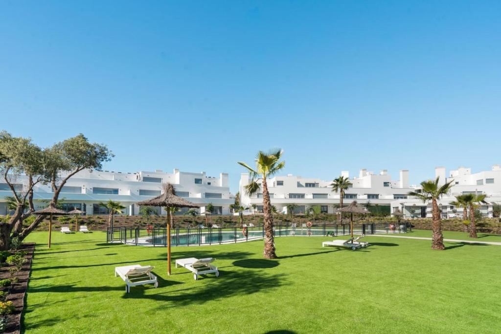 Luxury 3BR Aqua Gardens - Walk to Beach and Shared Pool - 5