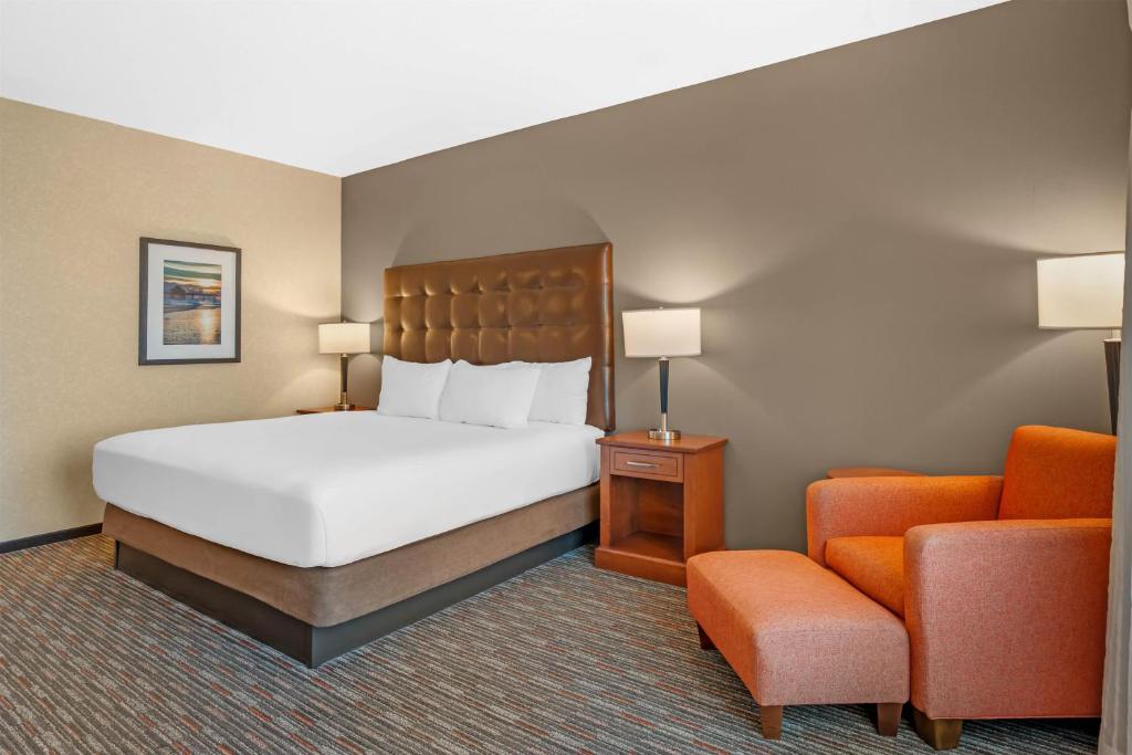 Drury Inn & Suites Fort Myers Airport FGCU — Hotel rooms in Fort Myers, Florida
