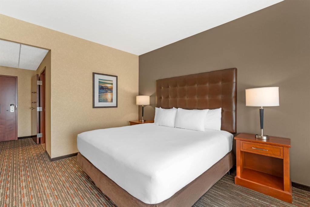 Drury Inn & Suites Fort Myers Airport FGCU — Hotel rooms in Fort Myers, Florida