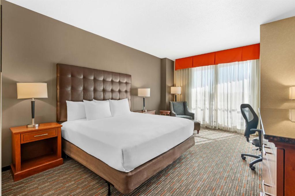 Drury Inn & Suites Fort Myers Airport FGCU — Hotel rooms in Fort Myers, Florida