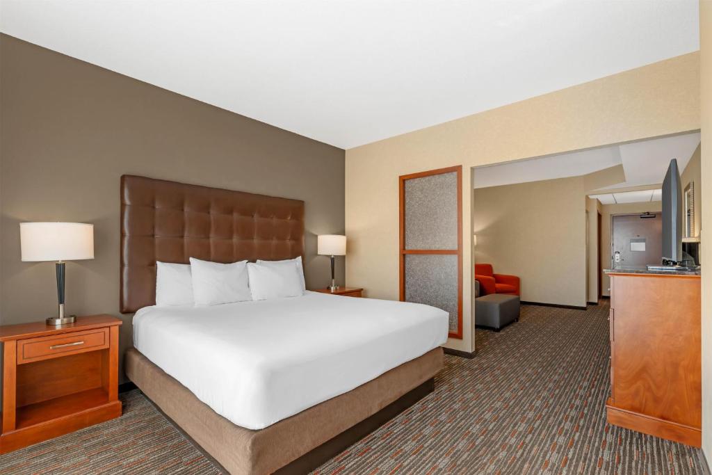 Drury Inn & Suites Fort Myers Airport FGCU — Hotel rooms in Fort Myers, Florida