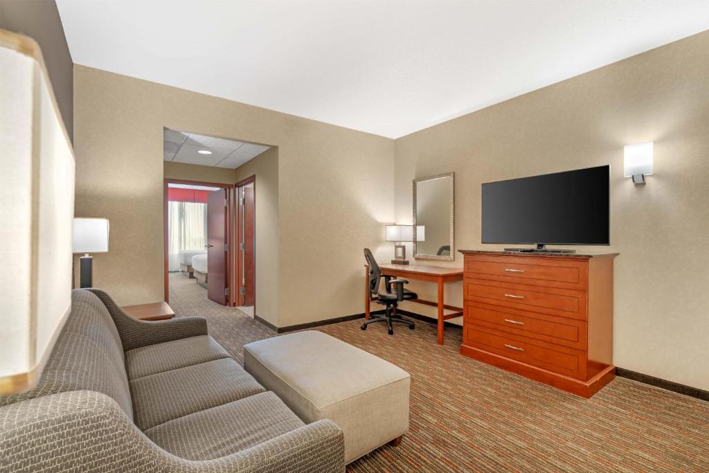 Drury Inn & Suites Fort Myers Airport FGCU — Hotel rooms in Fort Myers, Florida