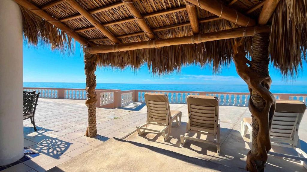 Recently Updated Beachfront Home Casa Neblina - 1
