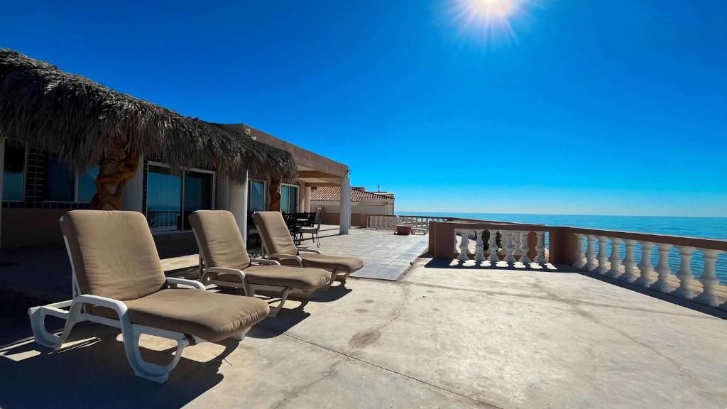 Recently Updated Beachfront Home Casa Neblina - 4