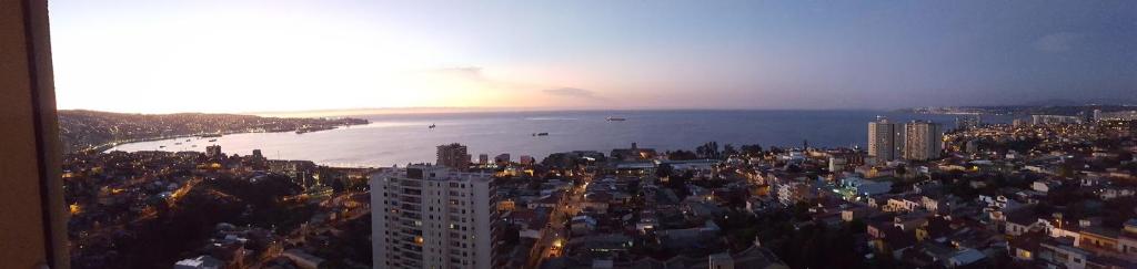 Romántico atardecer en la bahía de Valparaiso-Romantic sunset in Valparaiso Bay - 4