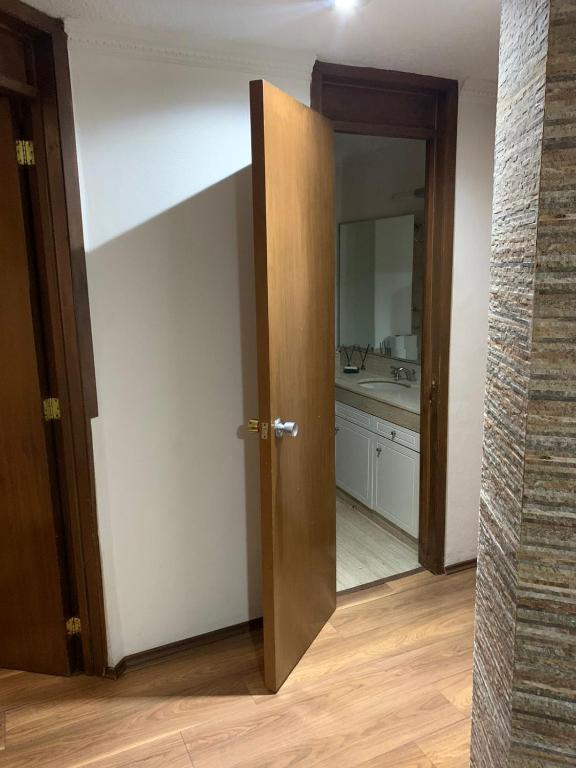 Hermosa Habitación y Baño Privado Servicio de Comidas y Spa a 10 Cuadras de Reforma a la Altura del Angel - 2