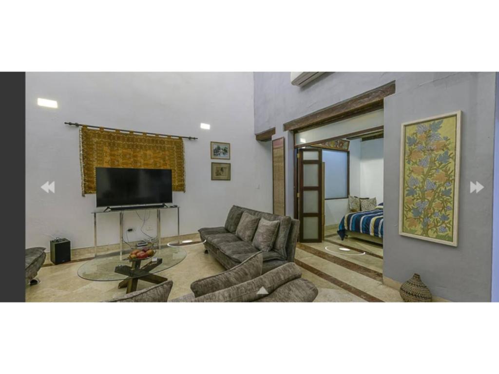 Luxury Large Apartment With Colonial Balcony - 2