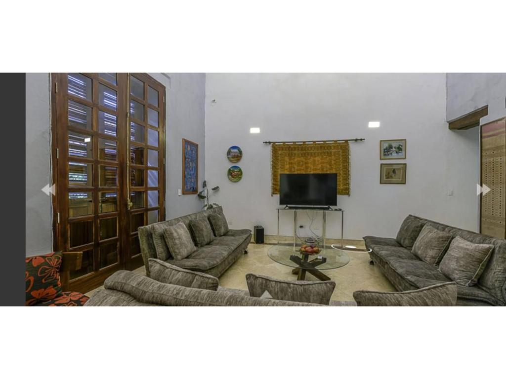 Luxury Large Apartment With Colonial Balcony - 3