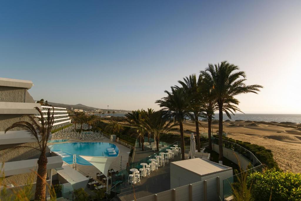 Santa Monica Suites Hotel — Swimming pool in Playa del Ingles, Canary Islands