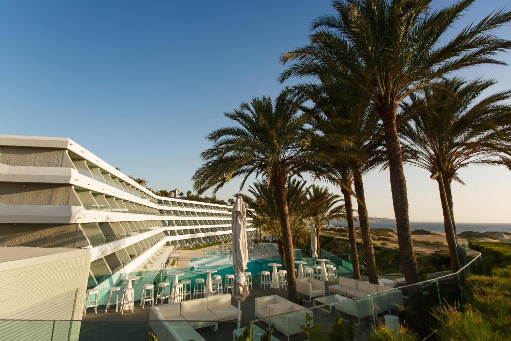 Santa Monica Suites Hotel — Hotel building in Playa del Ingles, Canary Islands