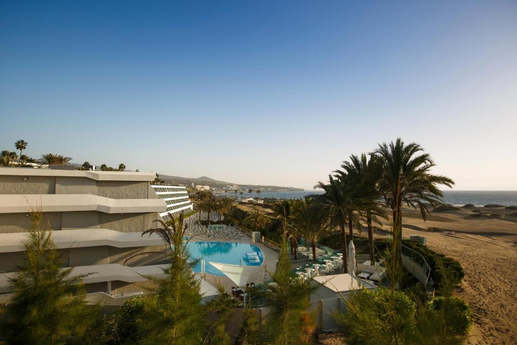 Santa Monica Suites Hotel — Swimming pool in Playa del Ingles, Canary Islands