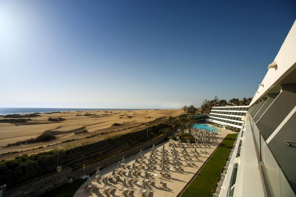 Santa Monica Suites Hotel — Swimming pool in Playa del Ingles, Canary Islands