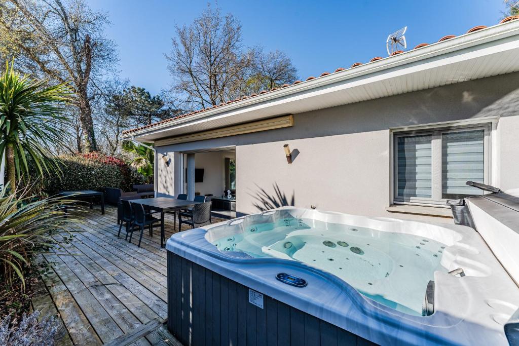 Villa jacuzzi entre Lac et Ocean - 1