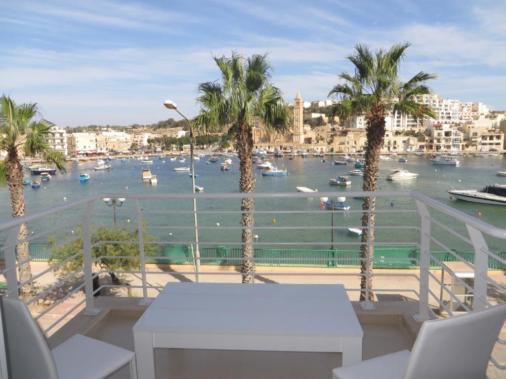Blue Skies — Hotel in Marsascala