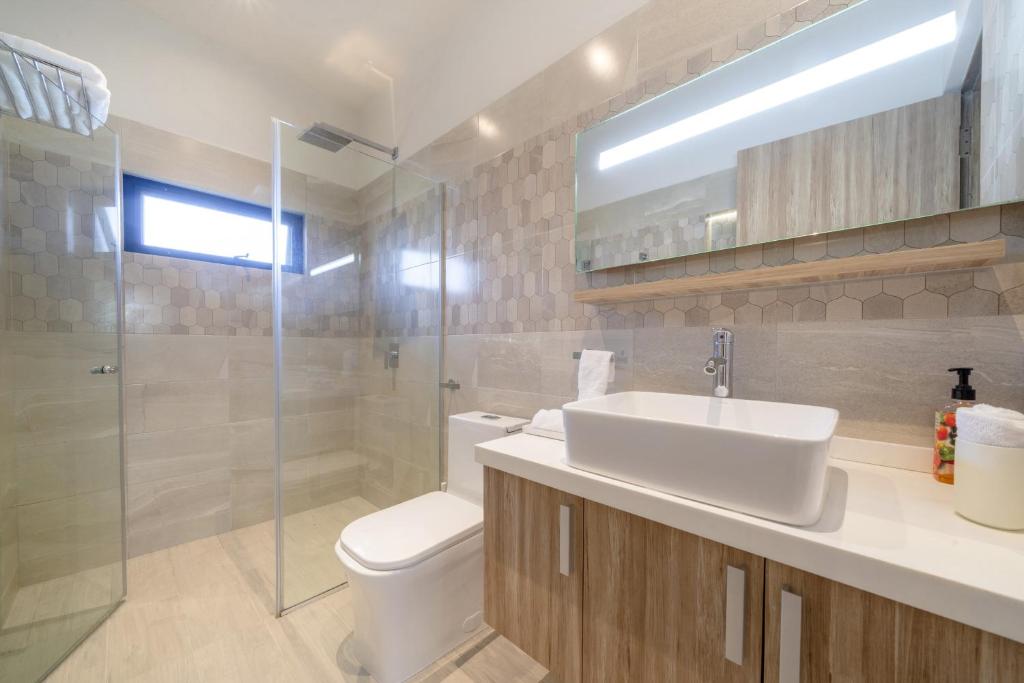 2 Bedroom condo with Rooftop Pool - Opalite #405 - 5