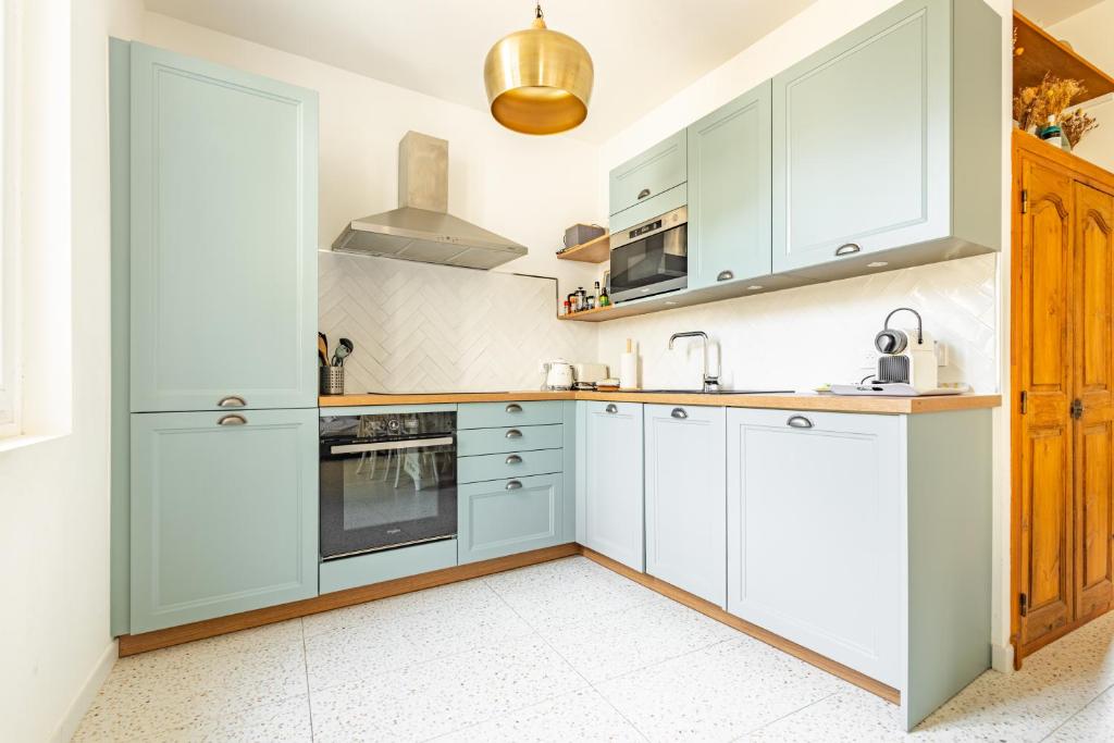 Bright Apartment Renovated in Center of Old Antibes - 2