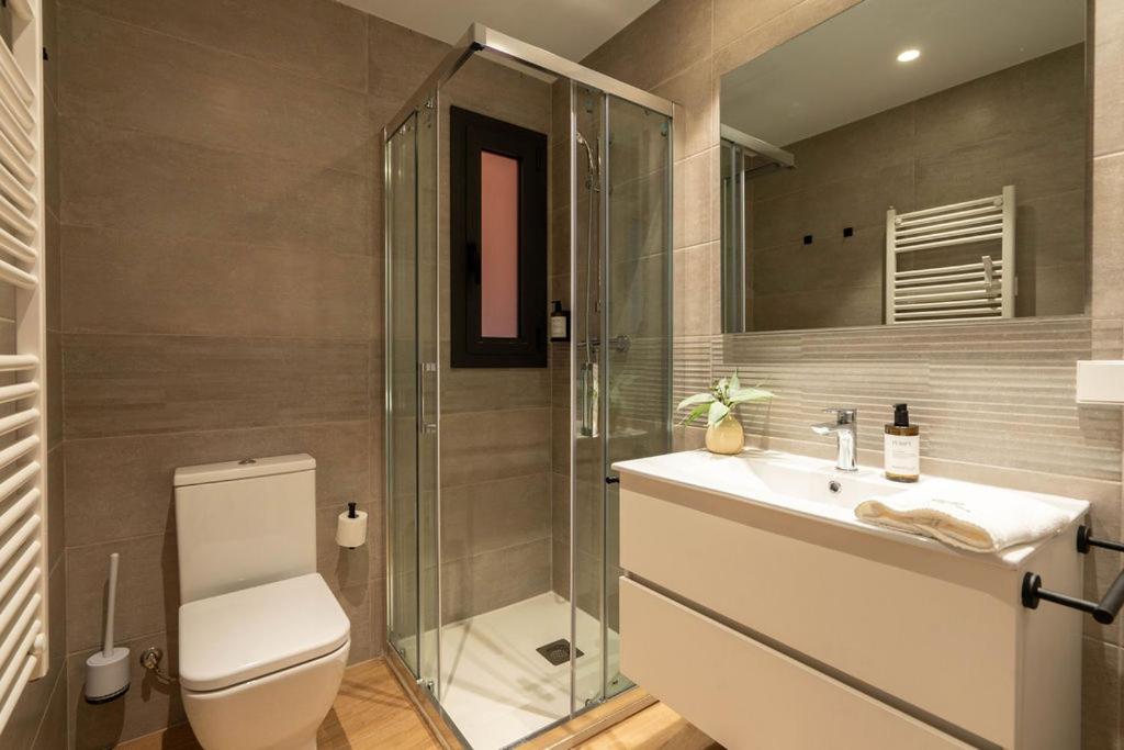 Stylish & Cozy 3-Bedroom Central Apartment with Private Balcony - 3
