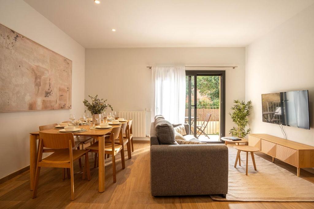 Stylish & Cozy 3-Bedroom Central Apartment with Private Balcony - 5