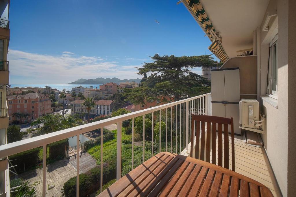 FRGK Fauvettes 1BDR Terrace, Parking, AC & Ultra-Fast Wi-Fi - 2