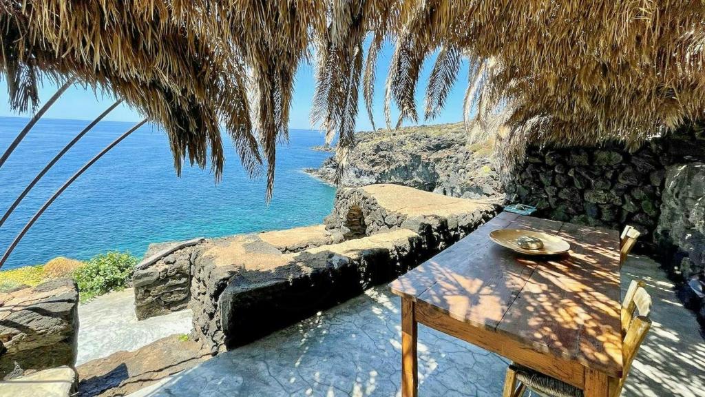 Romantic House Steps From The Sea In Pantelleria - 2
