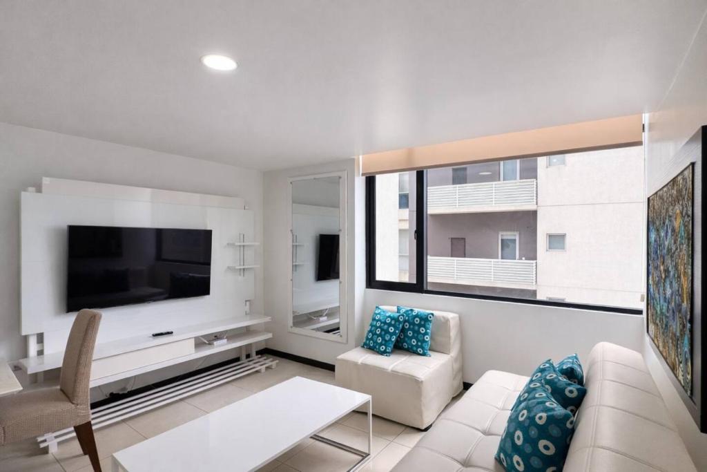 Modern 2BR Apt. on the 14th Floor with free Parking - 2