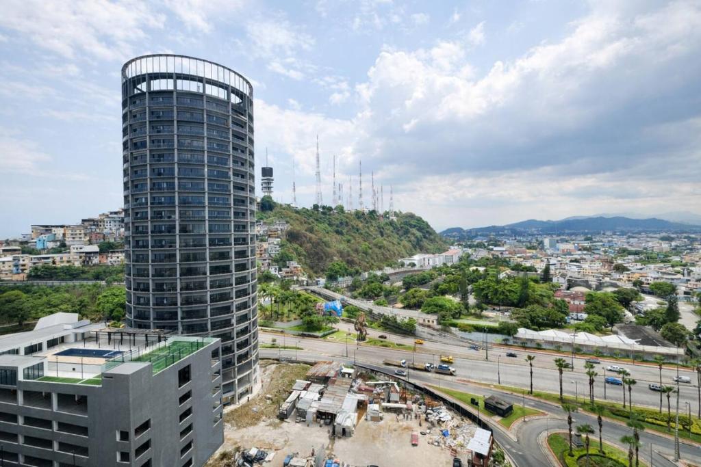 Modern 2BR Apt. on the 14th Floor with free Parking - 3