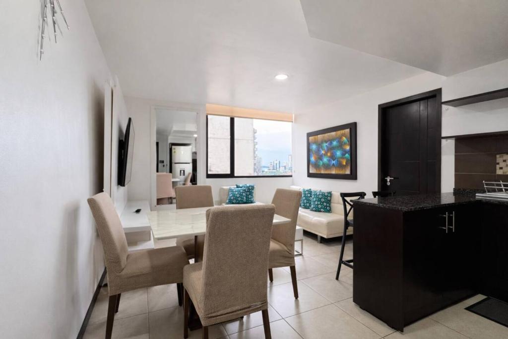 Modern 2BR Apt. on the 14th Floor with free Parking - 4