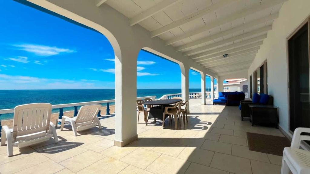 Beautiful Beachfront Home Casa de Veranos - 1